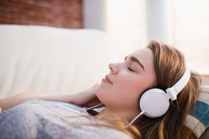 nên nghỉ ngơi hợp lý tránh xa căng thẳng mùa đông tóc khô xơ
