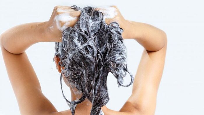 quy trình gội đầu chân tóc bị khô