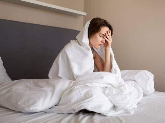 thiếu ngủ căng thẳng kéo dài chân tóc bị khô