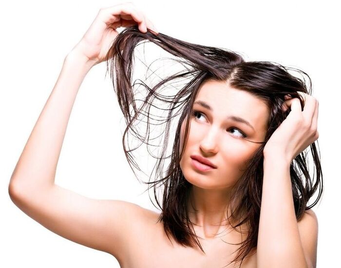 tóc bết dính nhiều hơn